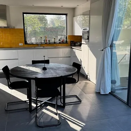 بيت للعطل Modern With Cinema *